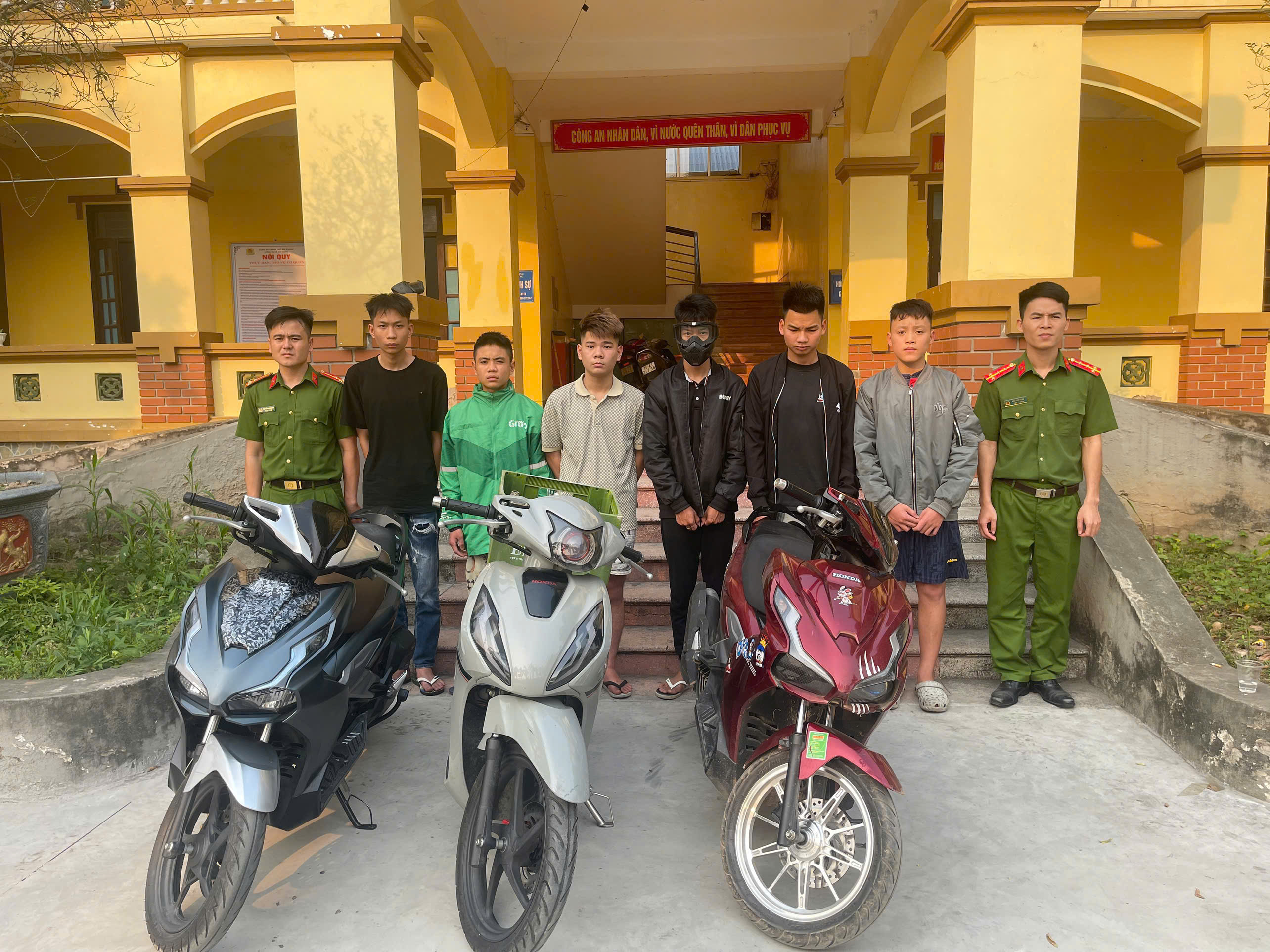 Công an xã Hải Hưng: Triệu tập 11 đối tượng dùng chai, lọ ném vào người đi đường